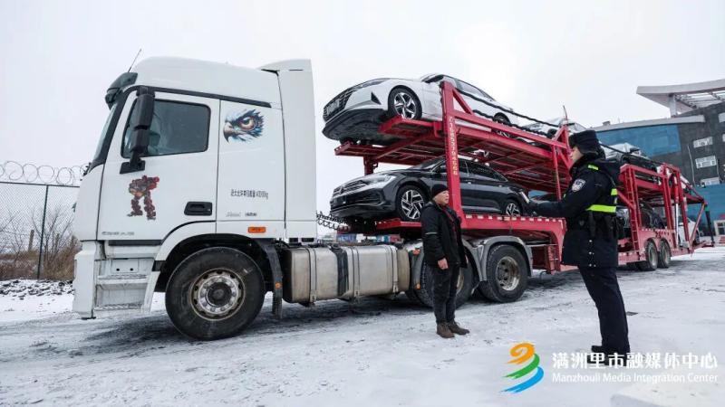 风雪保通关 护航复工路