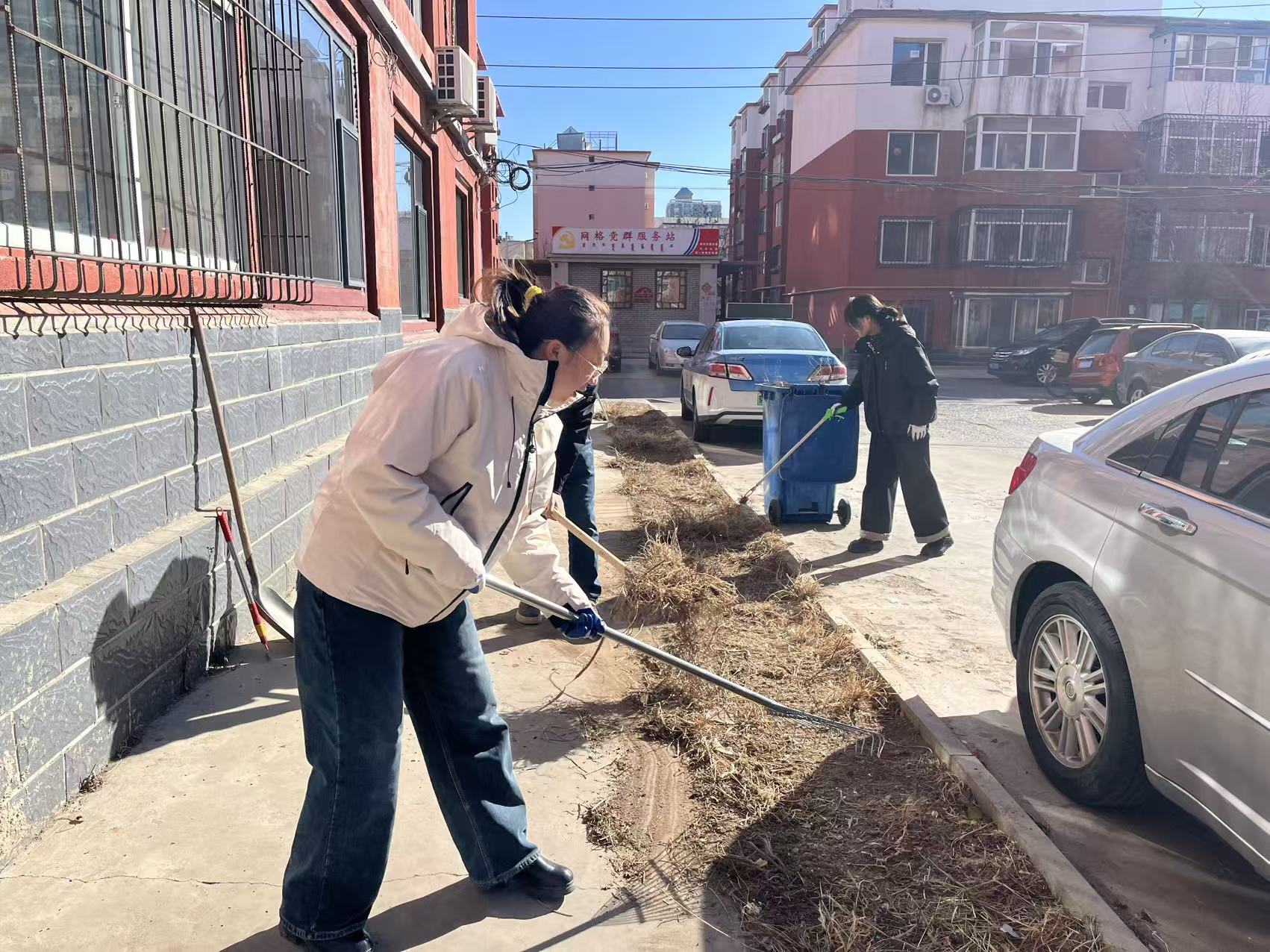 气东社区：“志愿红”扮靓辖区环境