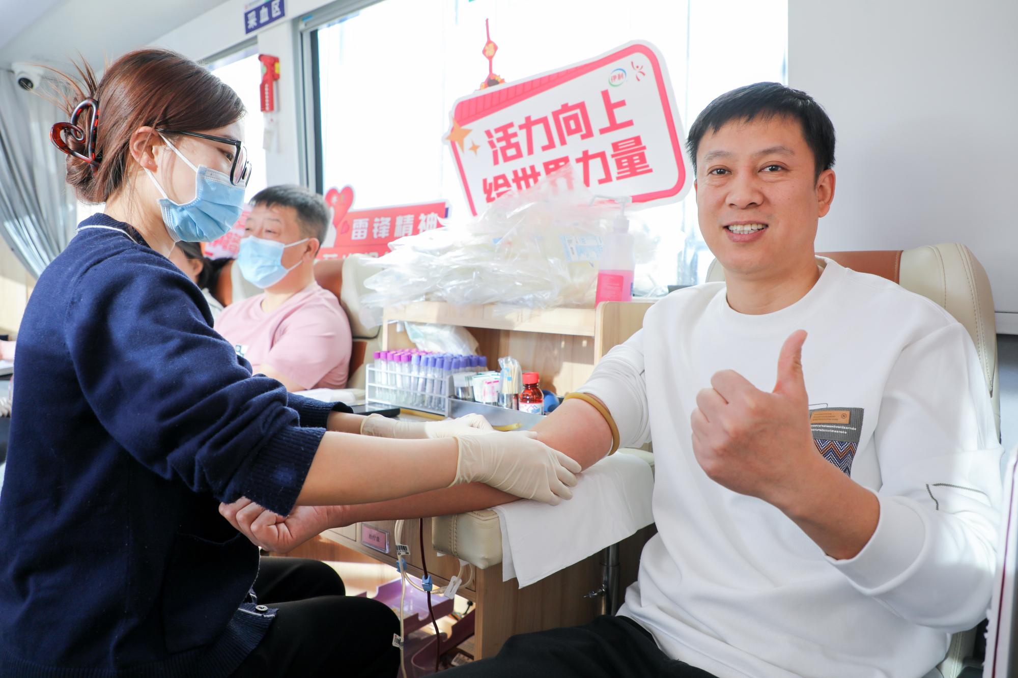 传承雷锋精神！伊利员工用热血为生命续航