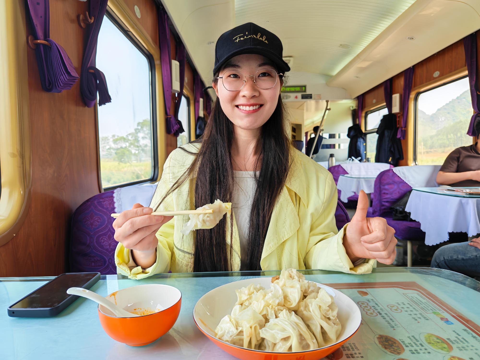 Z338次列车让旅客品尝到地道内蒙古烧卖