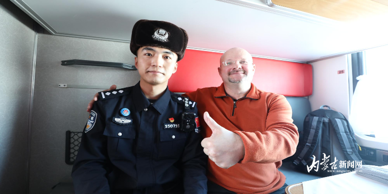 6.满洲里边检站移民管理警察高效查验获点赞。肖建波 摄.jpg