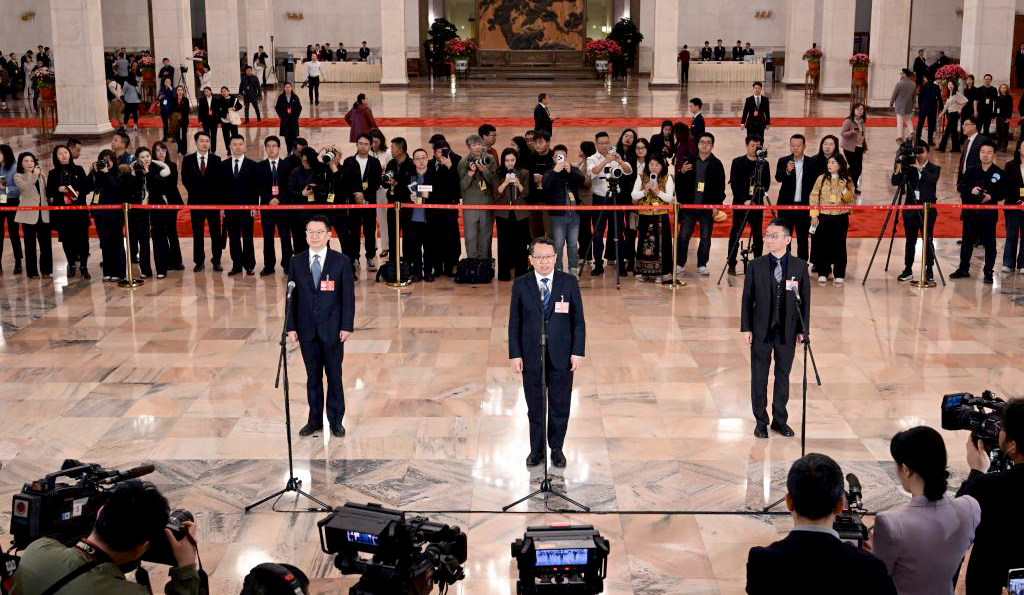 全国政协十四届四次会议第三场“委员通道”集体采访活动举行