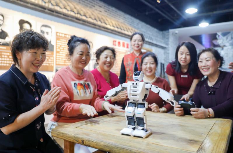 多彩课堂点亮“银发生活”