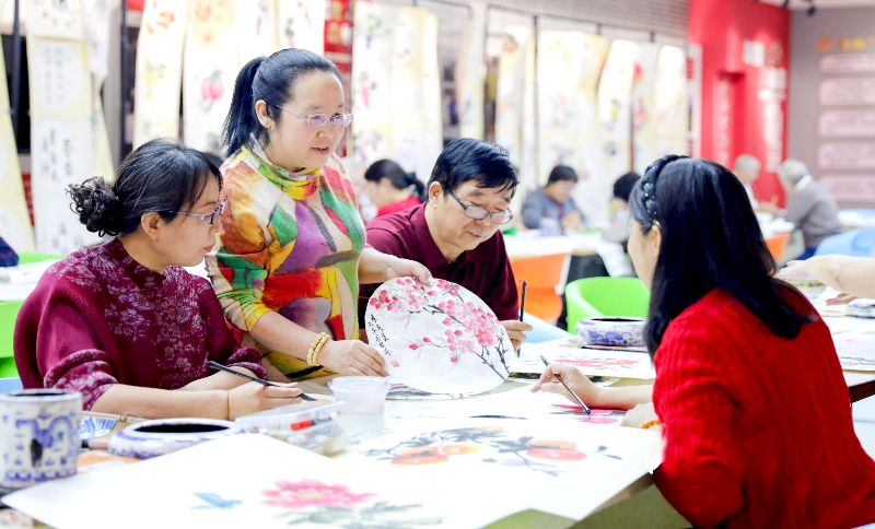 多彩课堂点亮“银发生活”