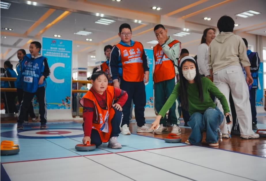 内蒙古第三届残健融合陆地冰壶挑战赛欢乐上演