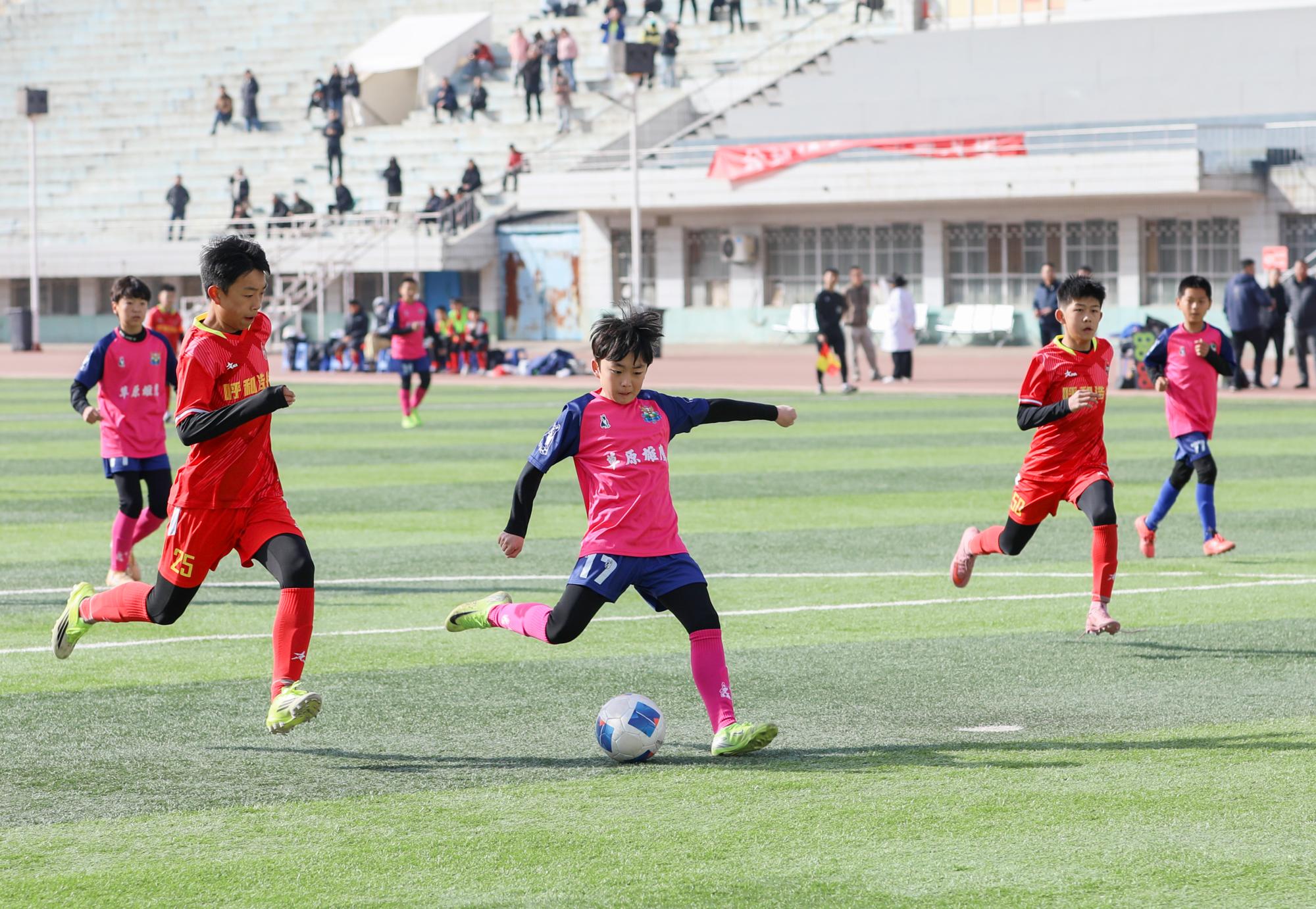 呼和浩特市青少年足球对抗赛火热开赛
