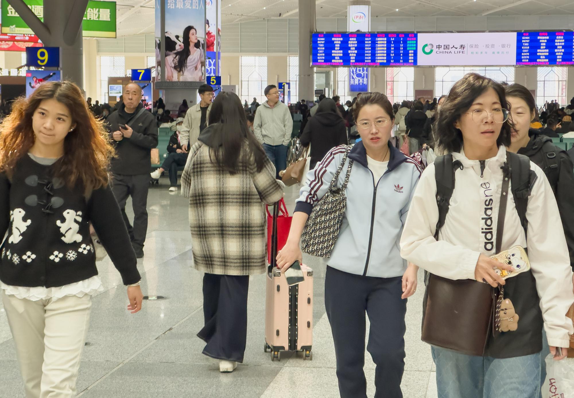 清明小长假首日出行迎高峰