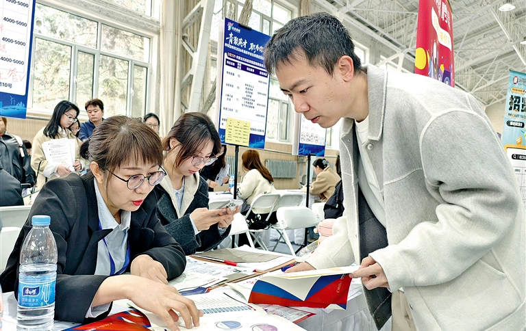 就業(yè)服務(wù)進(jìn)校園 精準(zhǔn)護(hù)航求職路