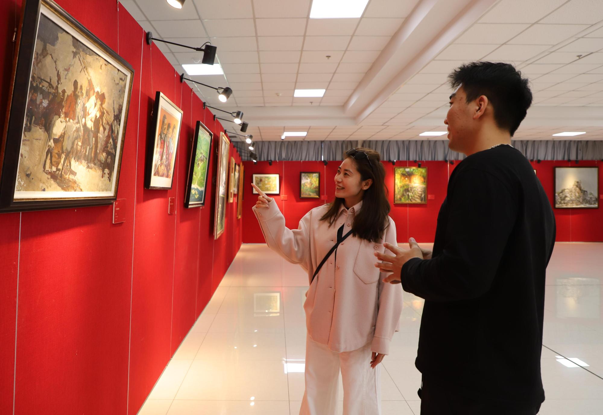 以艺为桥传薪火 央美巡展首站落地呼民院