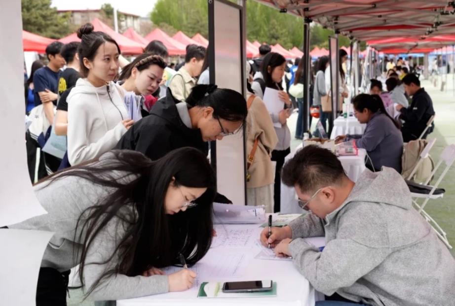 内蒙古举办高校毕业生教育专场招聘会