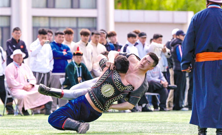 高校健儿角逐搏克赛场