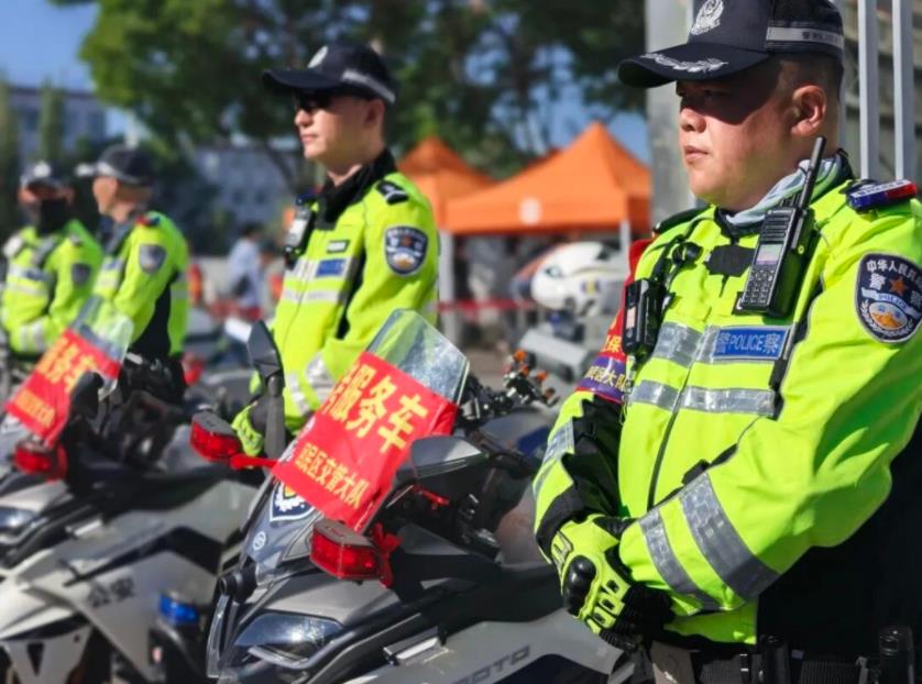 呼和浩特公安出动警力3300余名护航高考