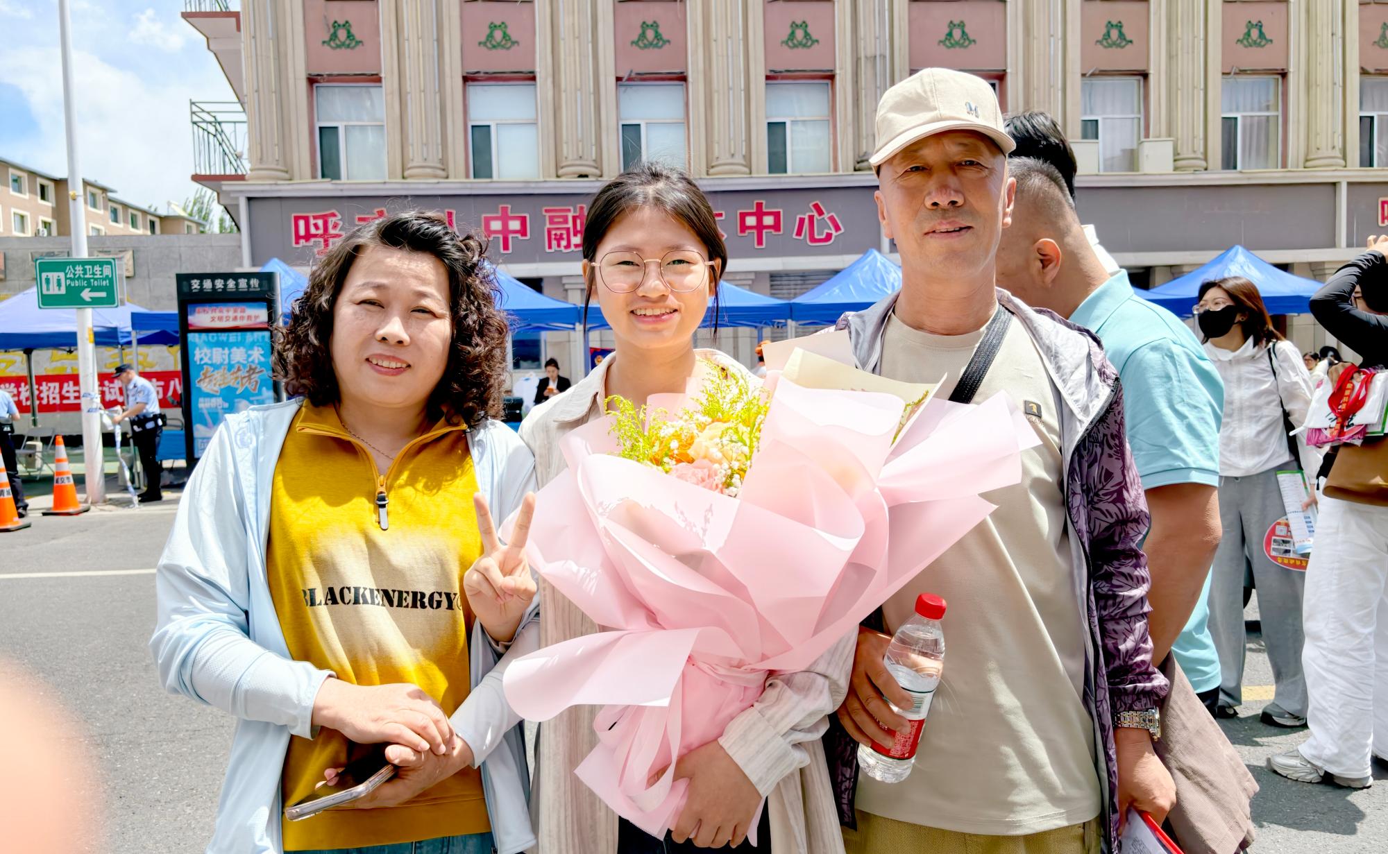 满屏温柔！家长花式迎考生凯旋
