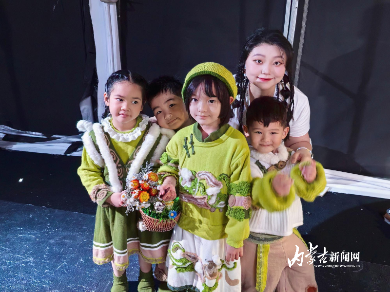 杲玲羽与小模特合影.jpg mmexport1780991680281_edit_390521515108118.jpg