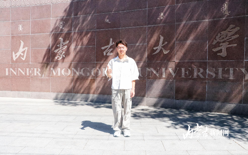 赵旭在大学校门口留念5.jpg mmexport1783948544045.jpg