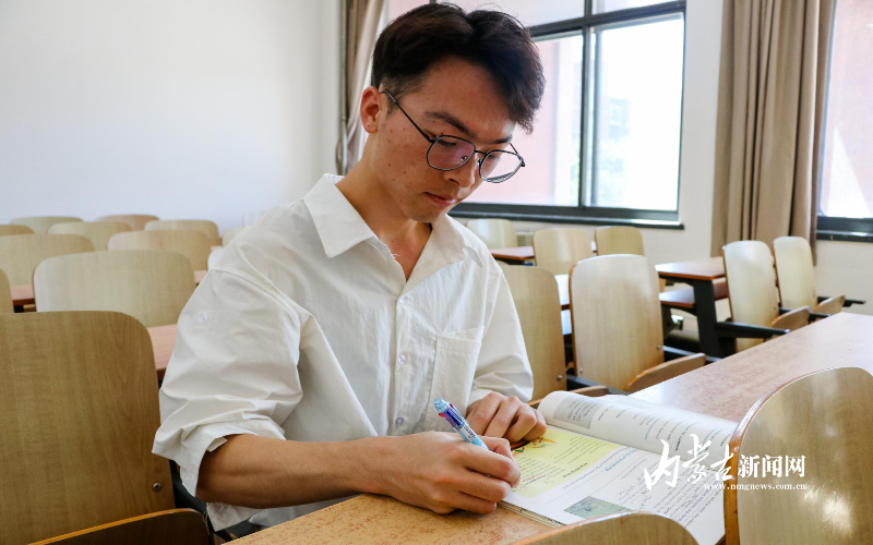 赵旭在教室认真学习.jpg mmexport1783948548196.jpg