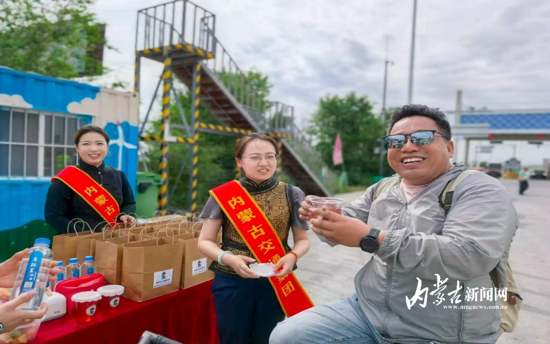 为游客送上免费饮品 mmexport1784445209899.jpg
