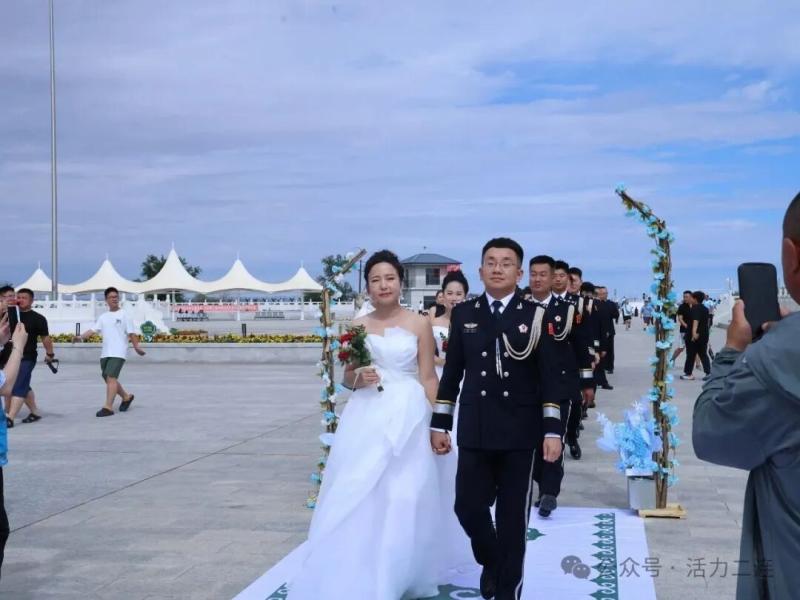 国门见证良缘！这场集体婚礼甜度满分
