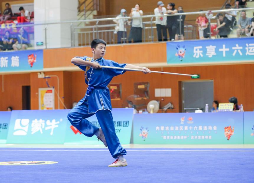 棍影翻飞 十六运武术套路赛场少年大展身手