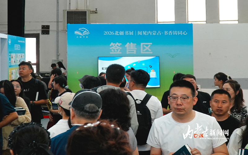 排队签售9.jpg mmexport1786602210345_edit_30818855209359.jpg