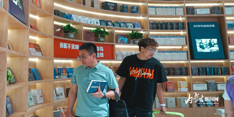 市民选购图书7.jpg mmexport1786602219511_edit_30792758924467.jpg