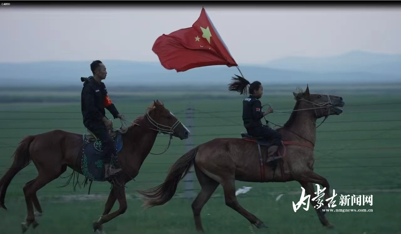 李知函(右)和父亲一起巡边护边(图片来源内蒙古自治区文明办) mmexport1787144231960.jpg