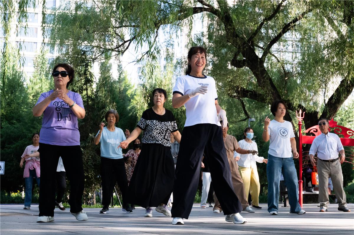 三十度暖阳下，满都海公园晨练人群踏出青城秋日节拍