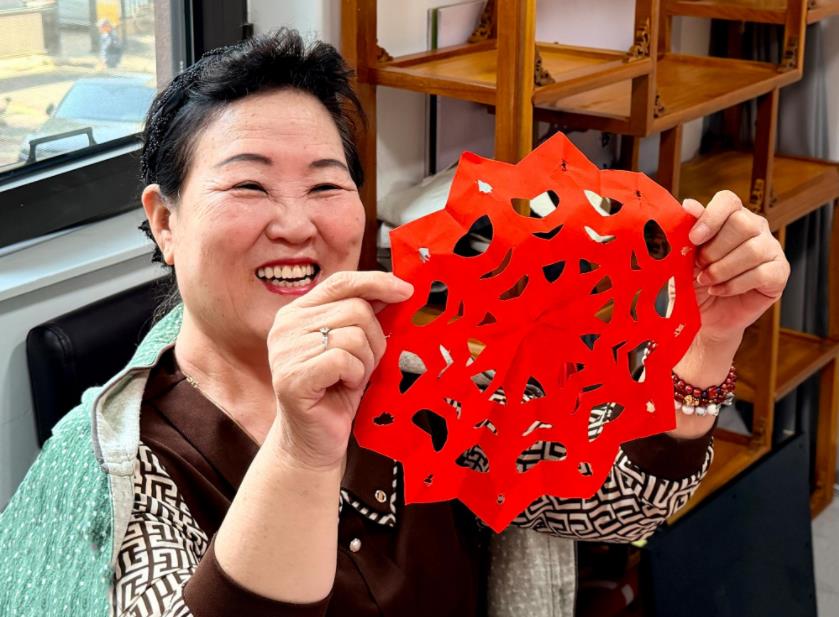 非遗剪纸：巧手传温情共绘石榴红