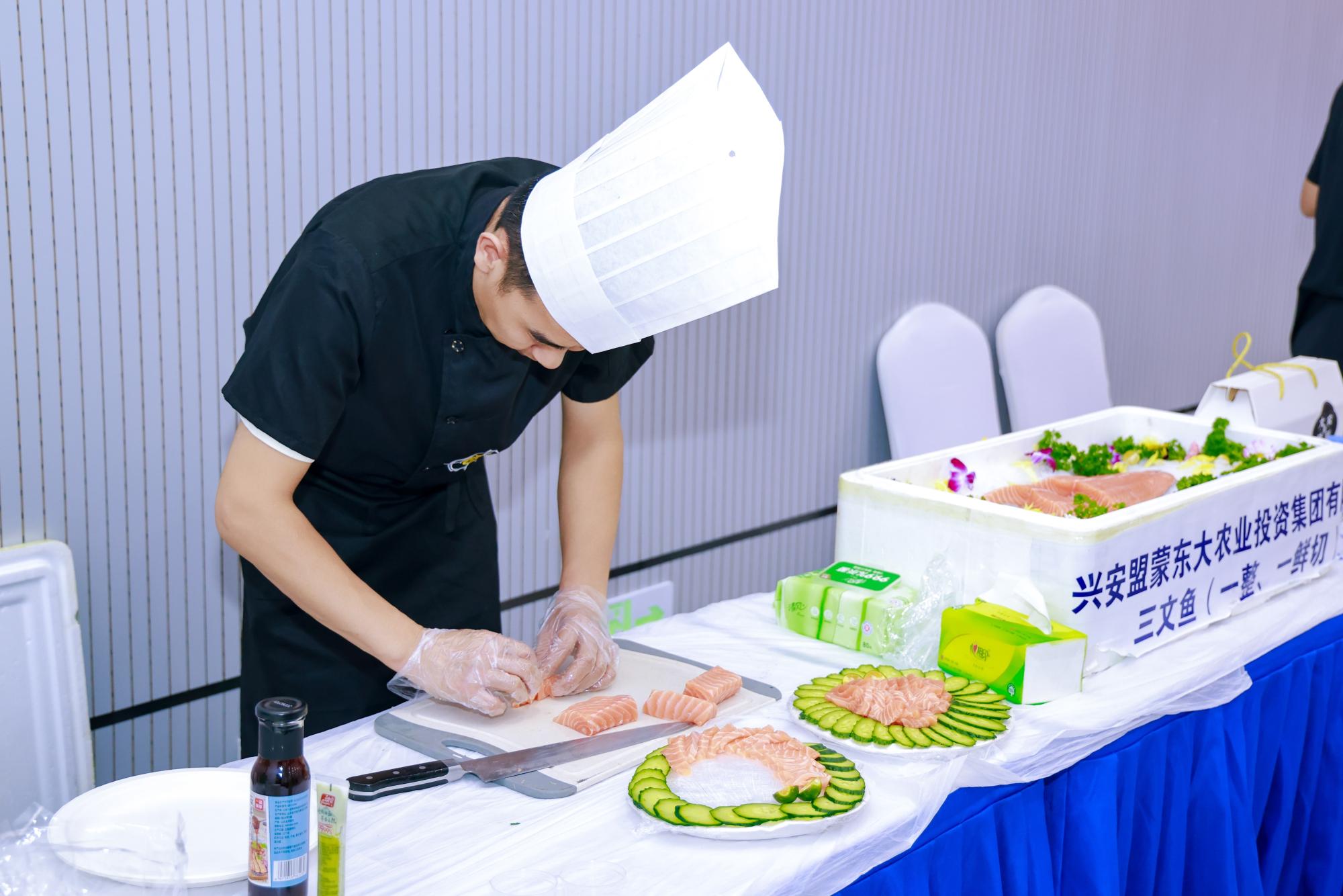 内蒙古特色水产品亮相：绒螯蟹、华子鱼、黄河鲤……