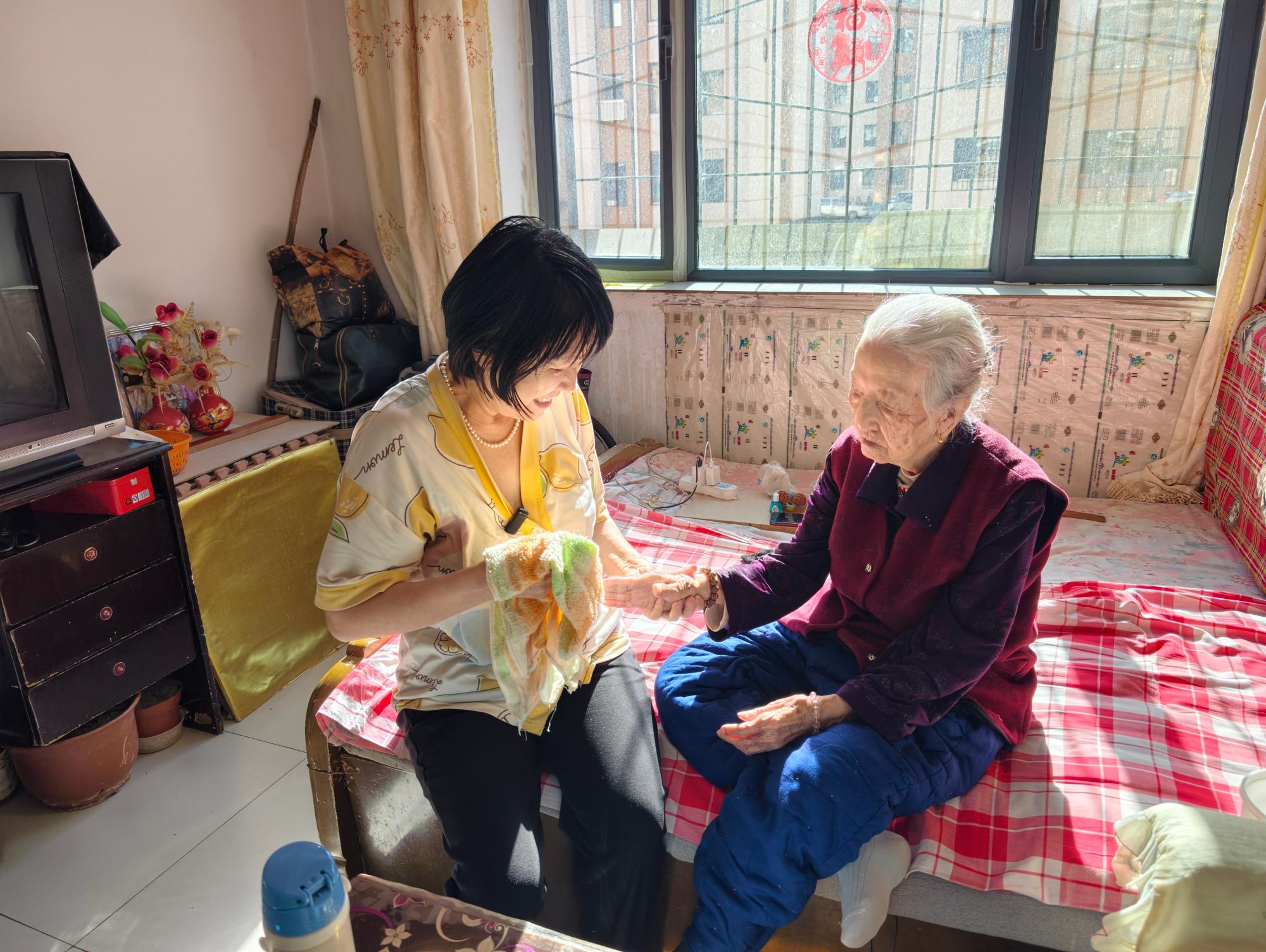 呼和浩特108岁老人四世同堂  7个子女轮流尽孝传家风