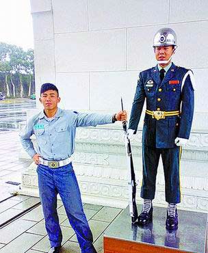 台军仪仗队不雅照上网 站岗搞笑照片遭痛批