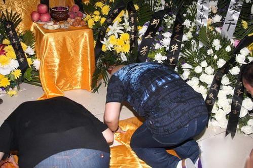 郭德纲悼念李文华感昔日恩情磕头跪拜(组图)