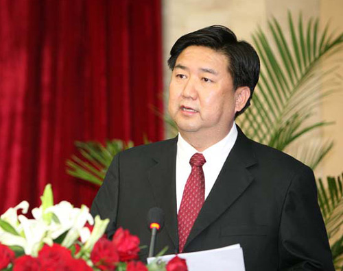 呼伦贝尔市市委副书记,市长罗志虎致闭幕词