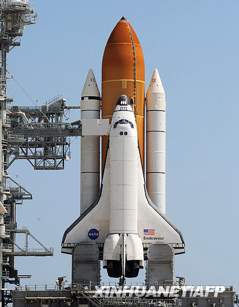 美国航天局加紧检修奋进号航天飞机