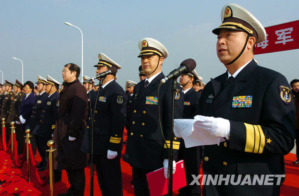 12月20日,中国海军副司令员丁一平(右一)在欢迎仪式上致辞.