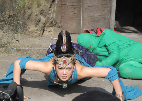 赵文琪寒冬披薄纱拍戏 新"西游"里练"蝎子功"