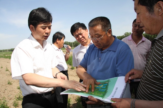 东河区委副书记,区长贺海钧慰问困难群众