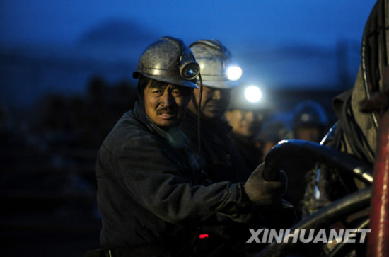 3月1日,几名救援人员正在乌海骆驼山煤矿透水事故井口架设电缆.