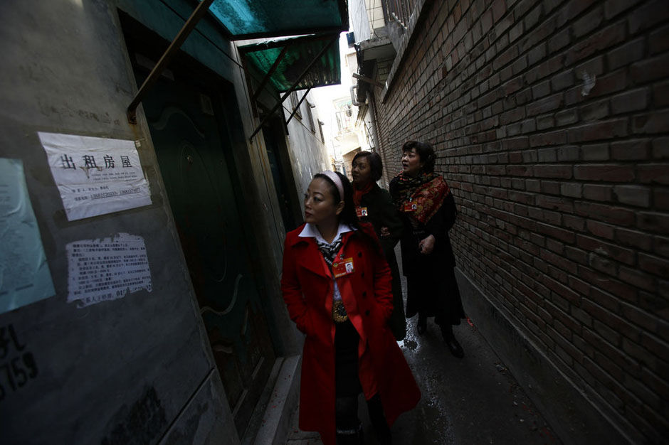 政协委员北京唐家岭落泪访"蚁族"(组图)