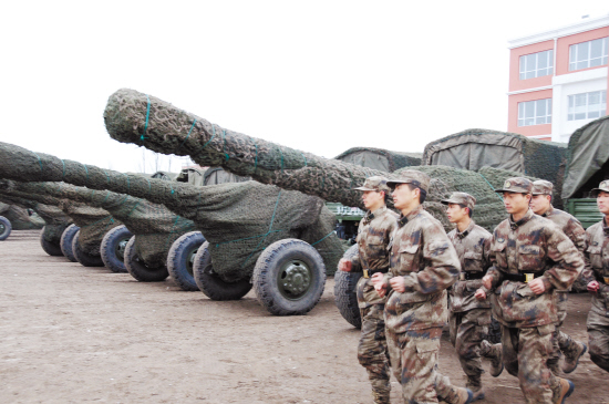 防凌部队正在集合. 记者 黄立群 摄