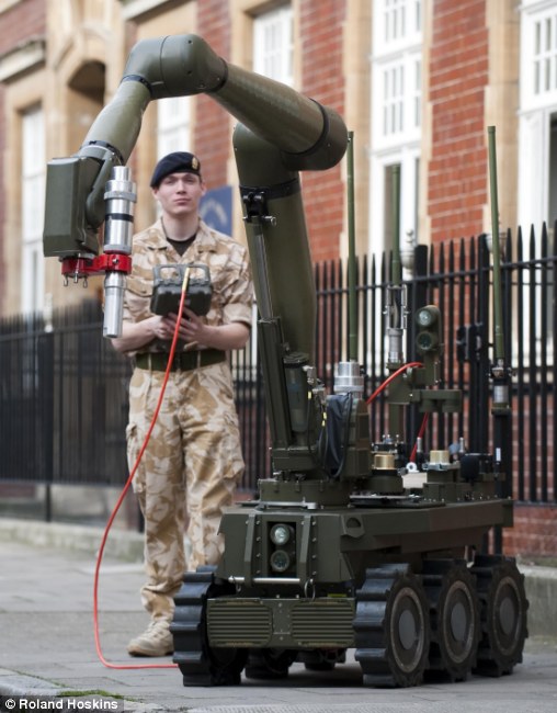 小型拆弹机器人可装入包中