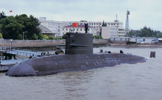 中国海军已经列装最新型常规潜艇. [图片来源:东方网]