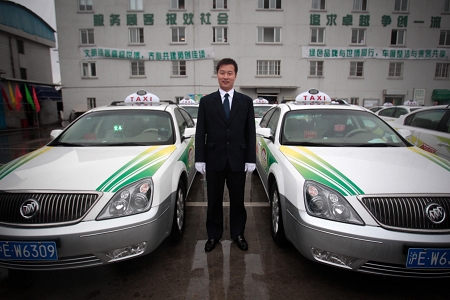 昨天,上海巴士出租市西公司,"别克君越"世博出租车驾驶员整装待发.
