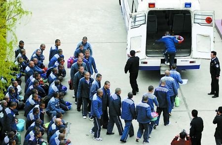 周口监狱第三监区首批在押人员"搬家"为了保证搬迁安全,上车前每两个