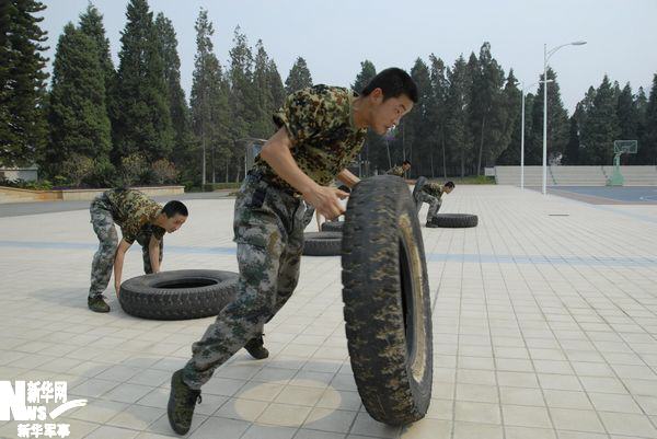 翻滚轮胎前进.(和鲲龙 摄)