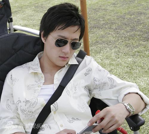 夏凡潇洒新照曝光 新剧演活雅痞男