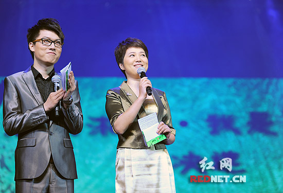 (主持人范子文搭档张丹丹开策)(魅力湘西国际文化广场总经理杨吉红直