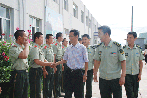八一建军节兴和县政府副县长李云慰问部队官兵