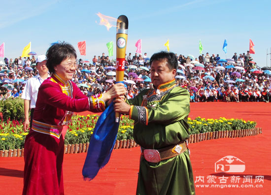 乌拉特后旗政府旗长杜占贵从贵宾手里接过火把,祭火仪式开始.