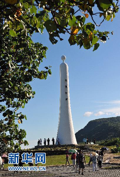 众多游客在花莲北回归线标志塔旁参观(9月22日摄).